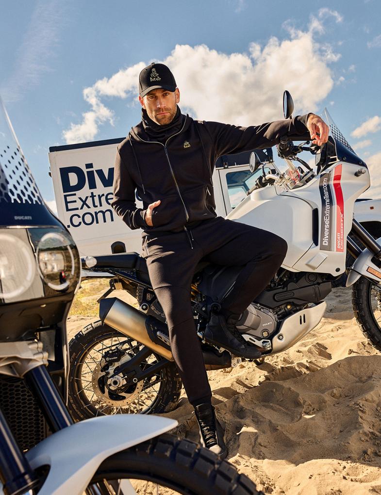 Чоловіча толстовка з золотими елементами лінії VIP Dakar чорна - Зображення 2