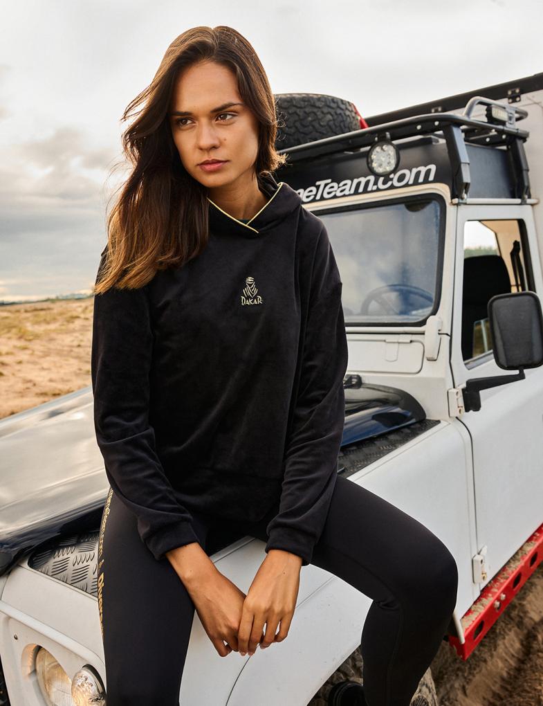 Женский велюровый свитшот с капюшоном с золотистой окантовкой линии VIP Dakar черный