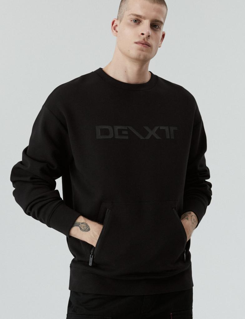 Мужской свитшот с карманом посередине и логотипами DEXT черный — изображение 4