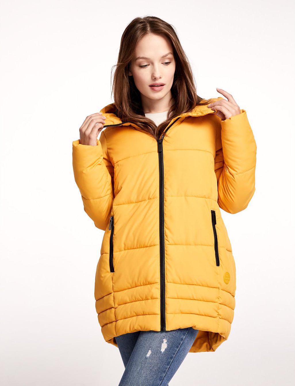 Женская куртка слегка асимметричного кроя желтая