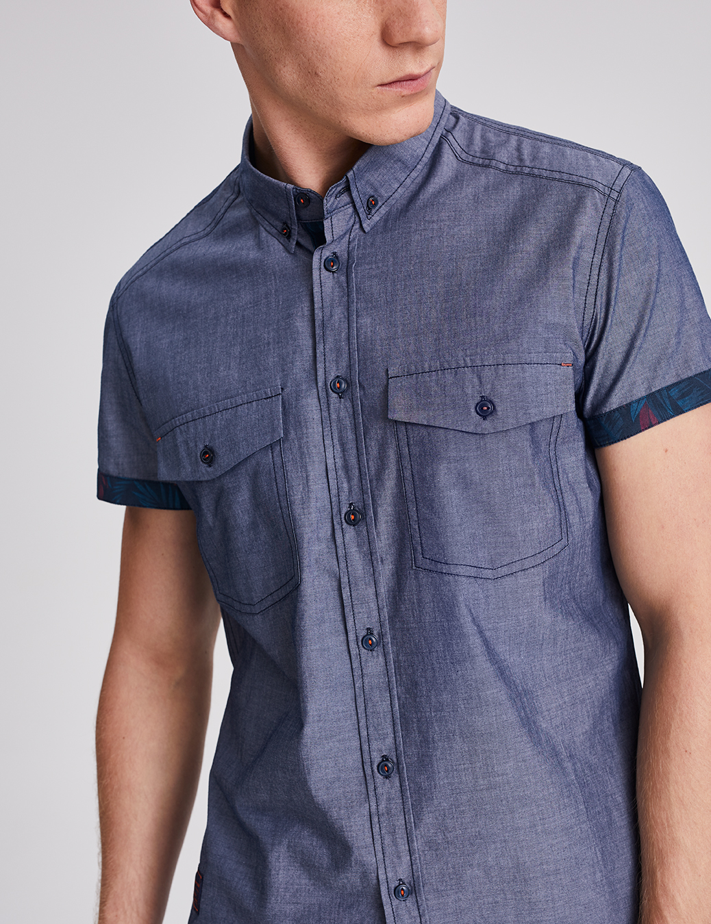 Чоловіча сорочка короткий рукав з набивним візерунком на рукавах синя шамбре - Зображення 2