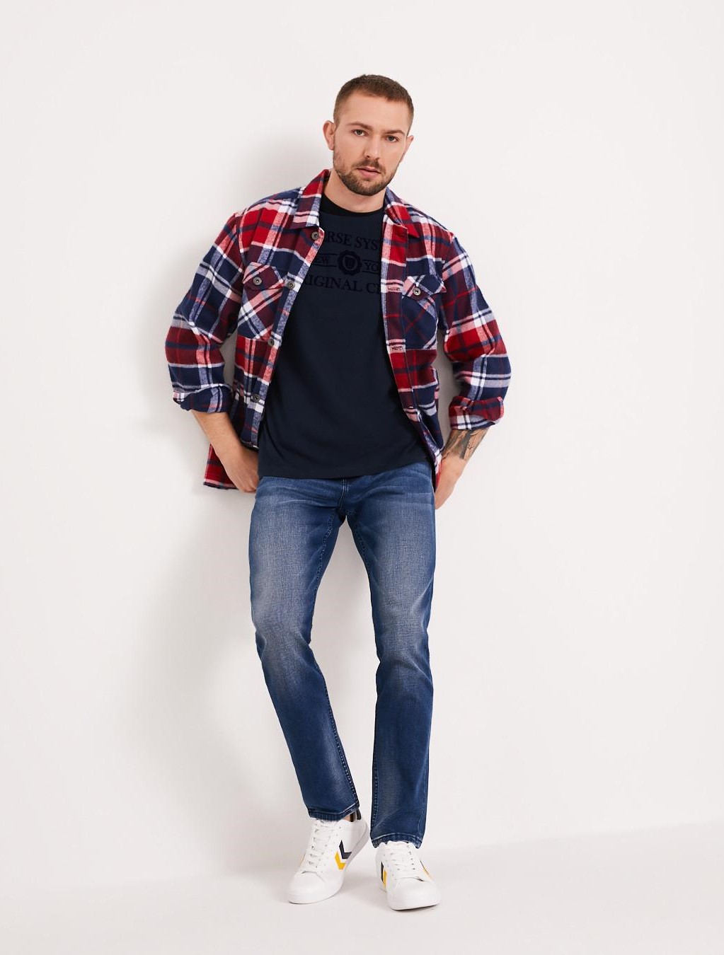 Мужские джинсы slim fit приталенные с потертостями голубые — изображение 3