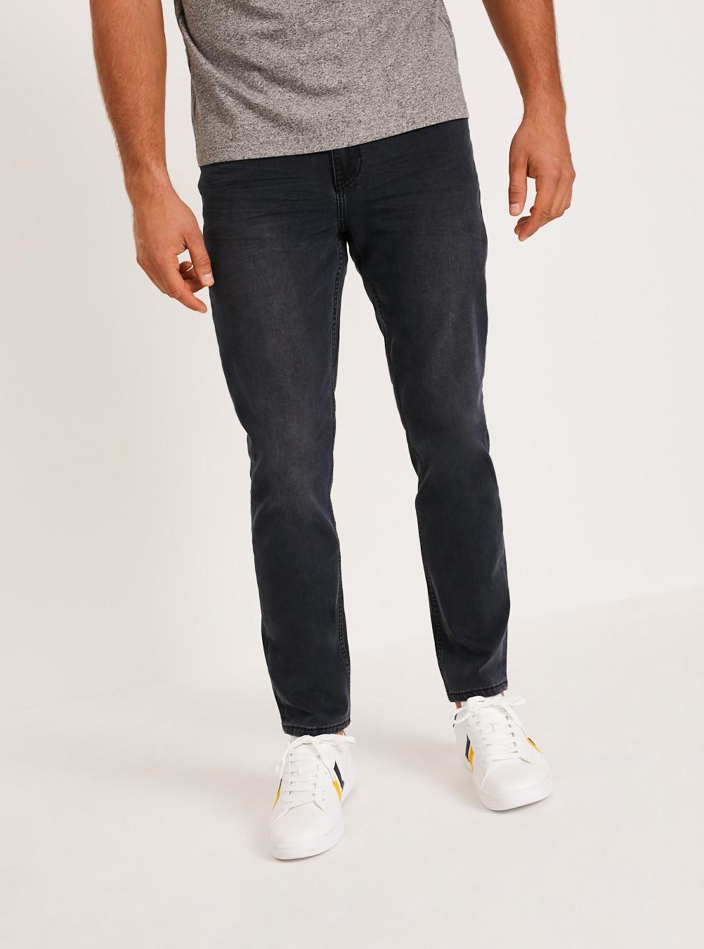 Мужские джинсы классические slim fit с выразительной обработкой графитовые — изображение 2
