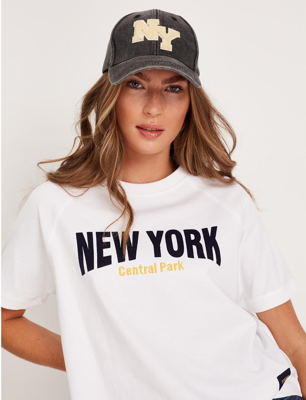 Женская футболка свободная с большим принтом New York белая — изображение 4