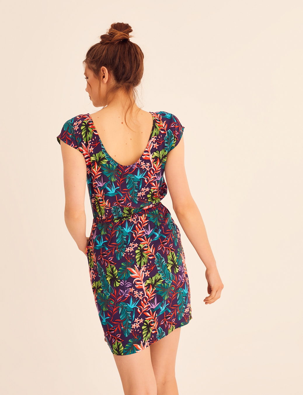 Женское платье с короткими рукавами и глубоким вырезом на спине многоцветное