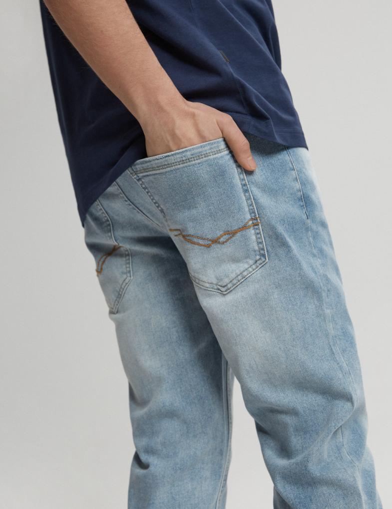 Мужские джинсы slim fit приталенного кроя с эффектом потертости светло-голубые — изображение 4