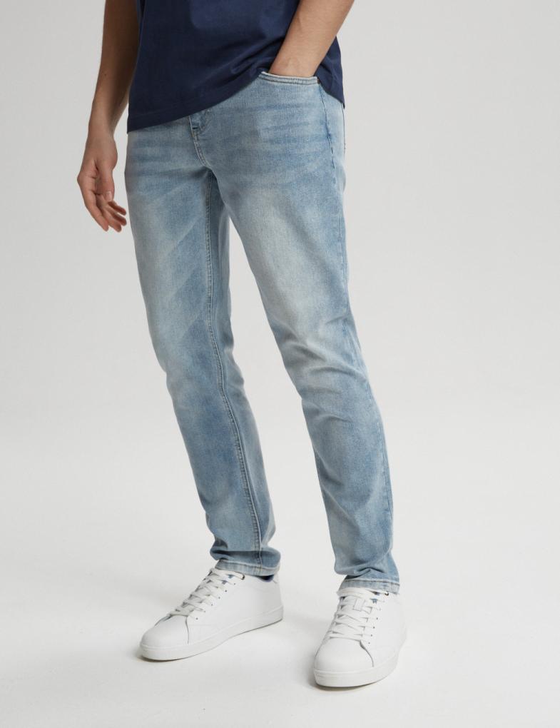 Мужские джинсы slim fit приталенного кроя с эффектом потертости светло-голубые — изображение 3