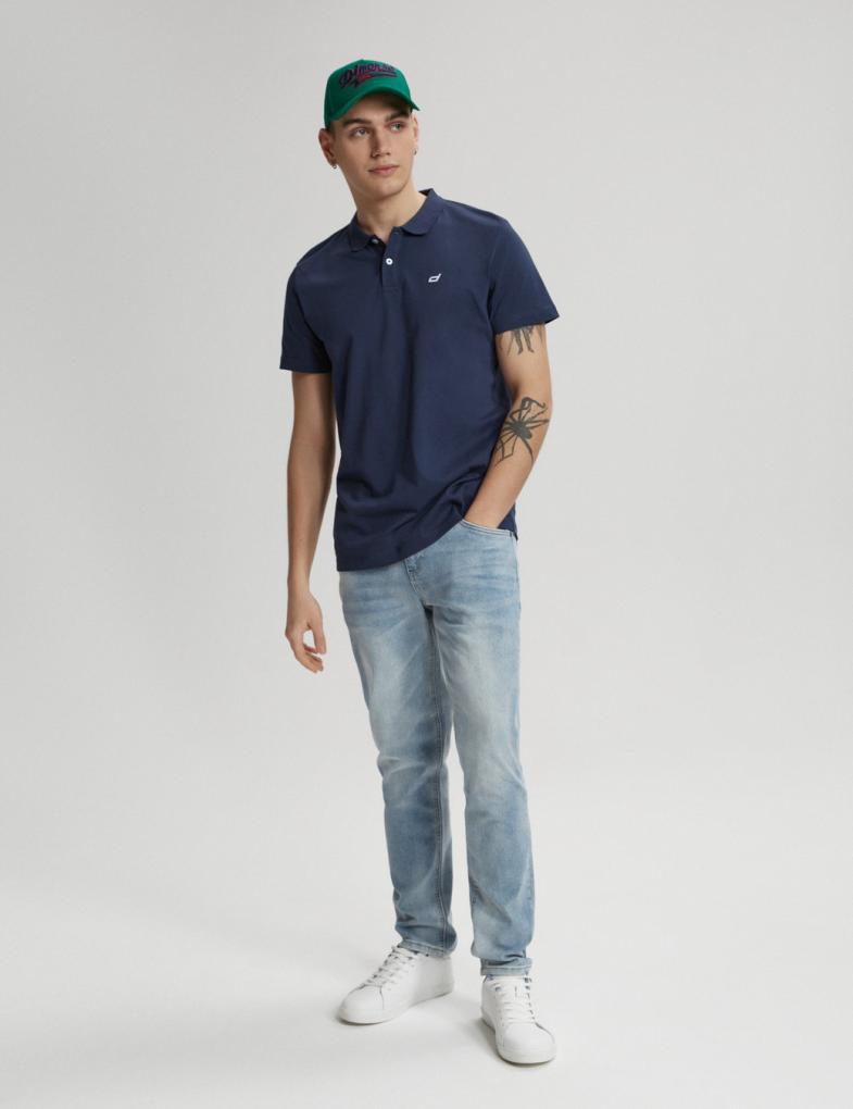 Мужские джинсы slim fit приталенного кроя с эффектом потертости светло-голубые