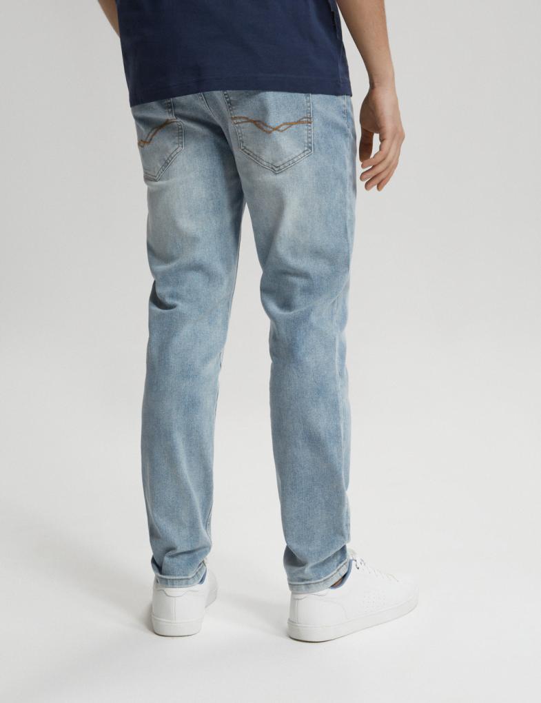 Мужские джинсы slim fit приталенного кроя с эффектом потертости светло-голубые — изображение 5