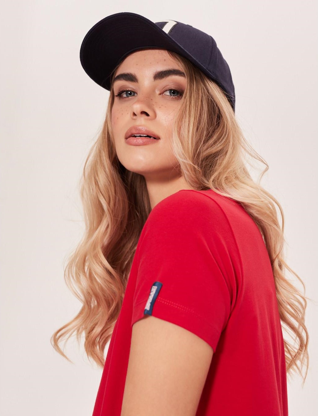 Жіноча трикотажна сукня з коротким рукавом червона - Зображення 4