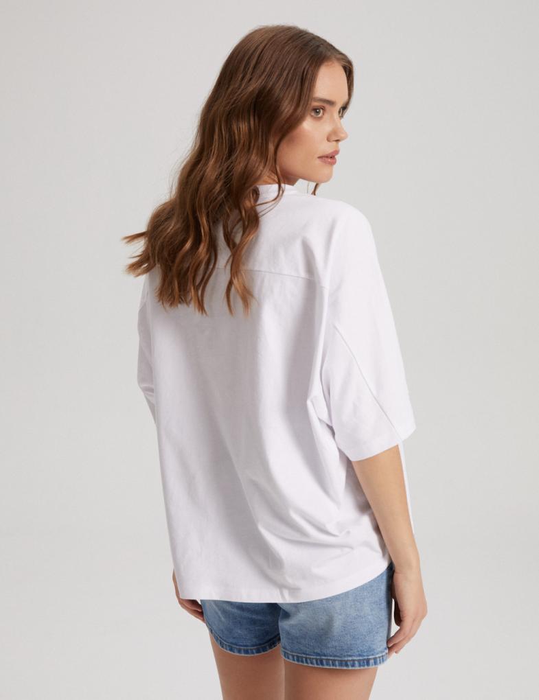 Женская футболка oversize с декоративной строчкой белая — изображение 4