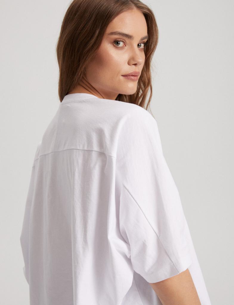 Женская футболка oversize с декоративной строчкой белая — изображение 3