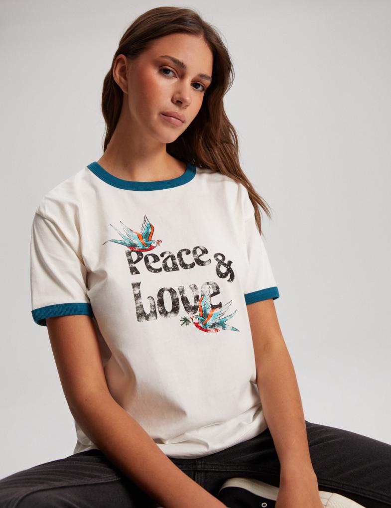 Женская футболка с контрастной отделкой и принтом Peace Love кремовая — изображение 2