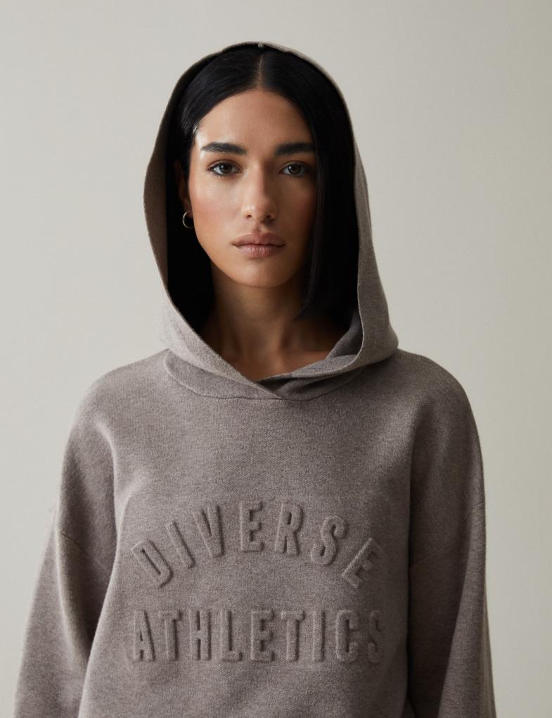 Женский свитер с капюшоном и тисненым логотипом хаки — изображение 5