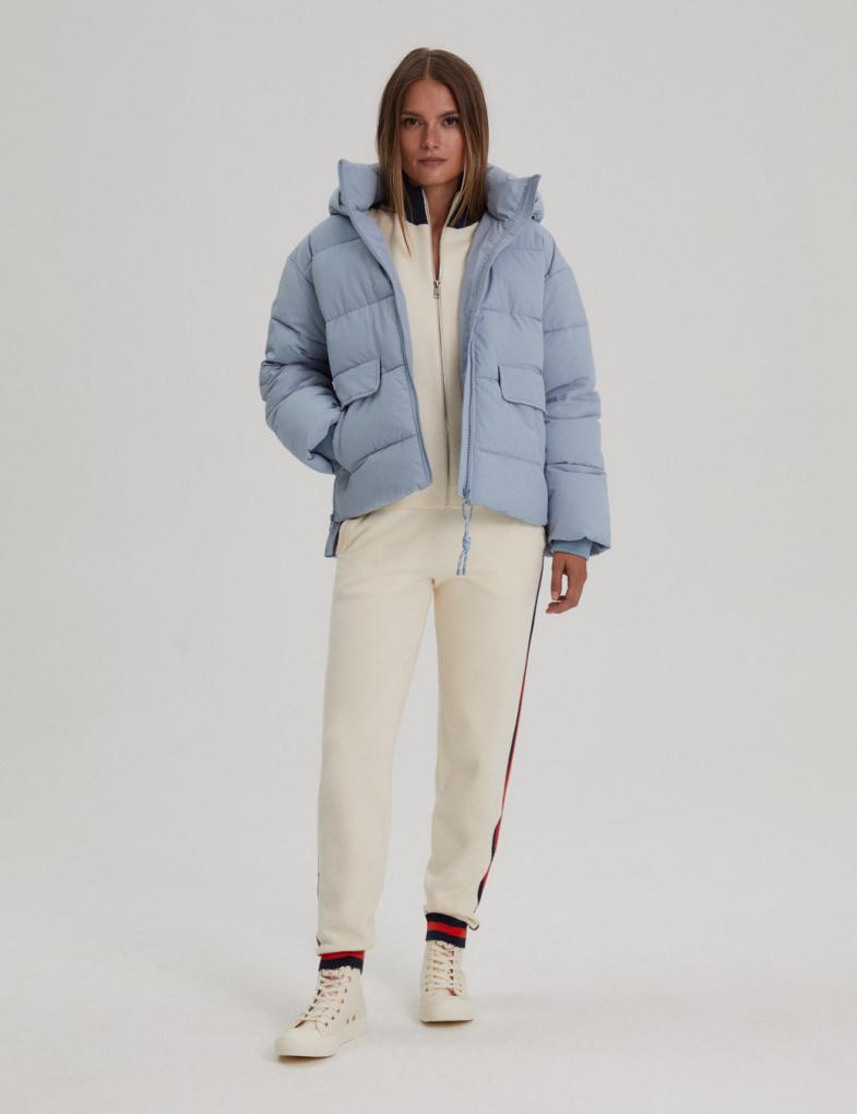 Жіноча утеплена куртка широка стьобана з високим коміром і капюшоном світло-блакитна - Зображення 2