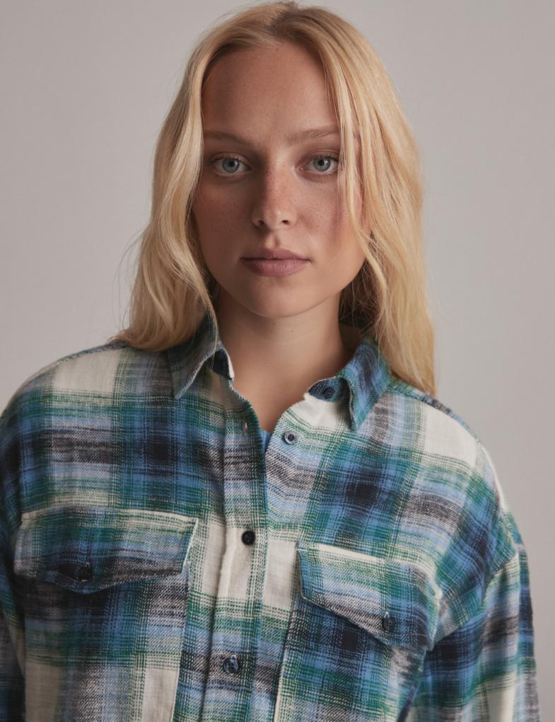 Женская oversize рубашка в клетку многоцветная — изображение 4