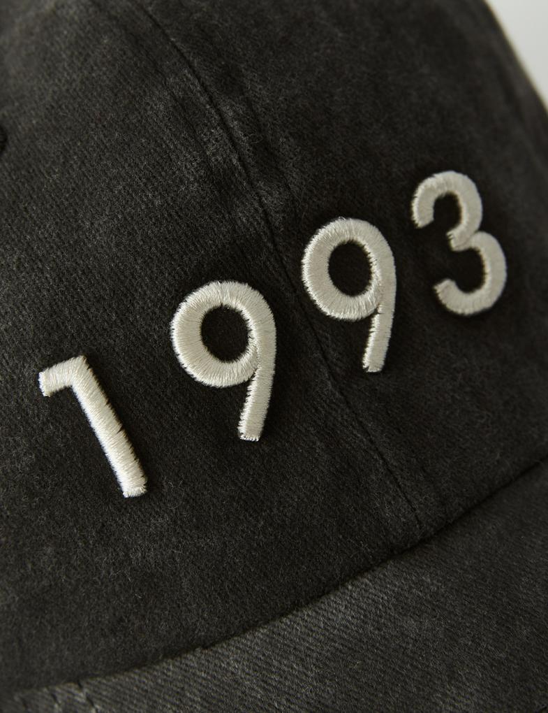 Жіноча кепка з ефектом прання та вишитим написом 1993 графітова - Зображення 2