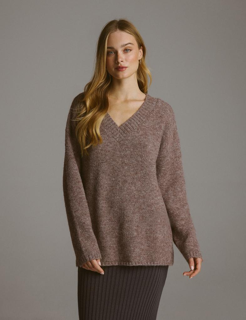 Жіночий м'який светр MUV з v-подібним вирізом світло-коричневий
