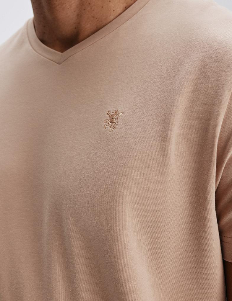 Мужская приталенная футболка V NECK 251 бежевая — изображение 4
