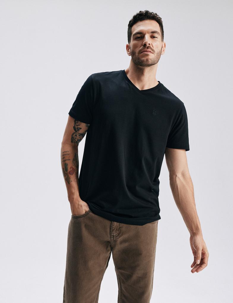 Чоловіча приталена футболка V NECK 251 чорна