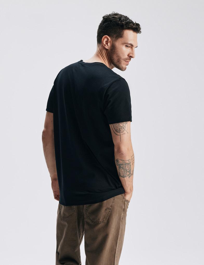 Чоловіча приталена футболка V NECK 251 чорна - Зображення 3