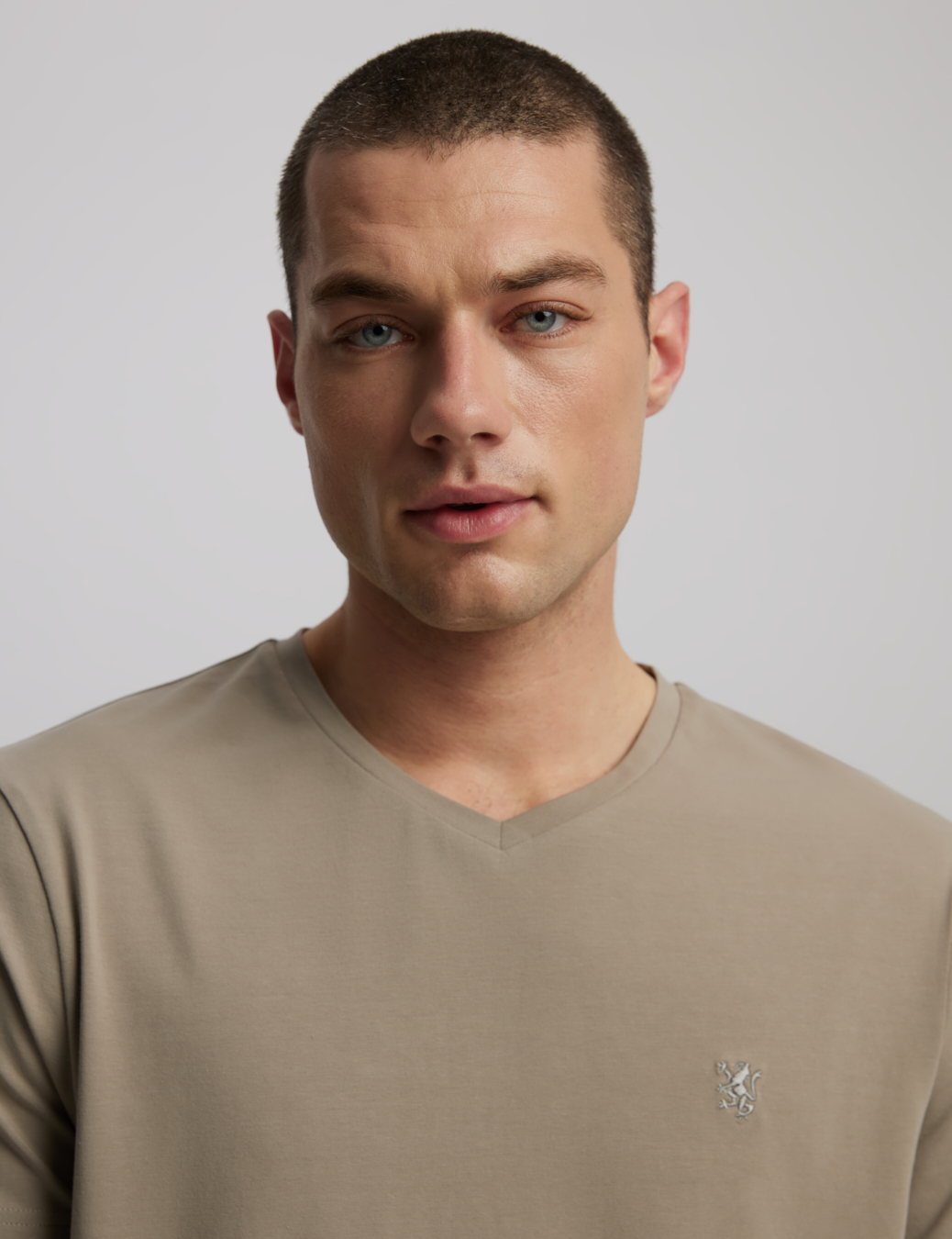 Футболка чоловіча V NECK 252 з V-подібним вирізом хакі - Зображення 5