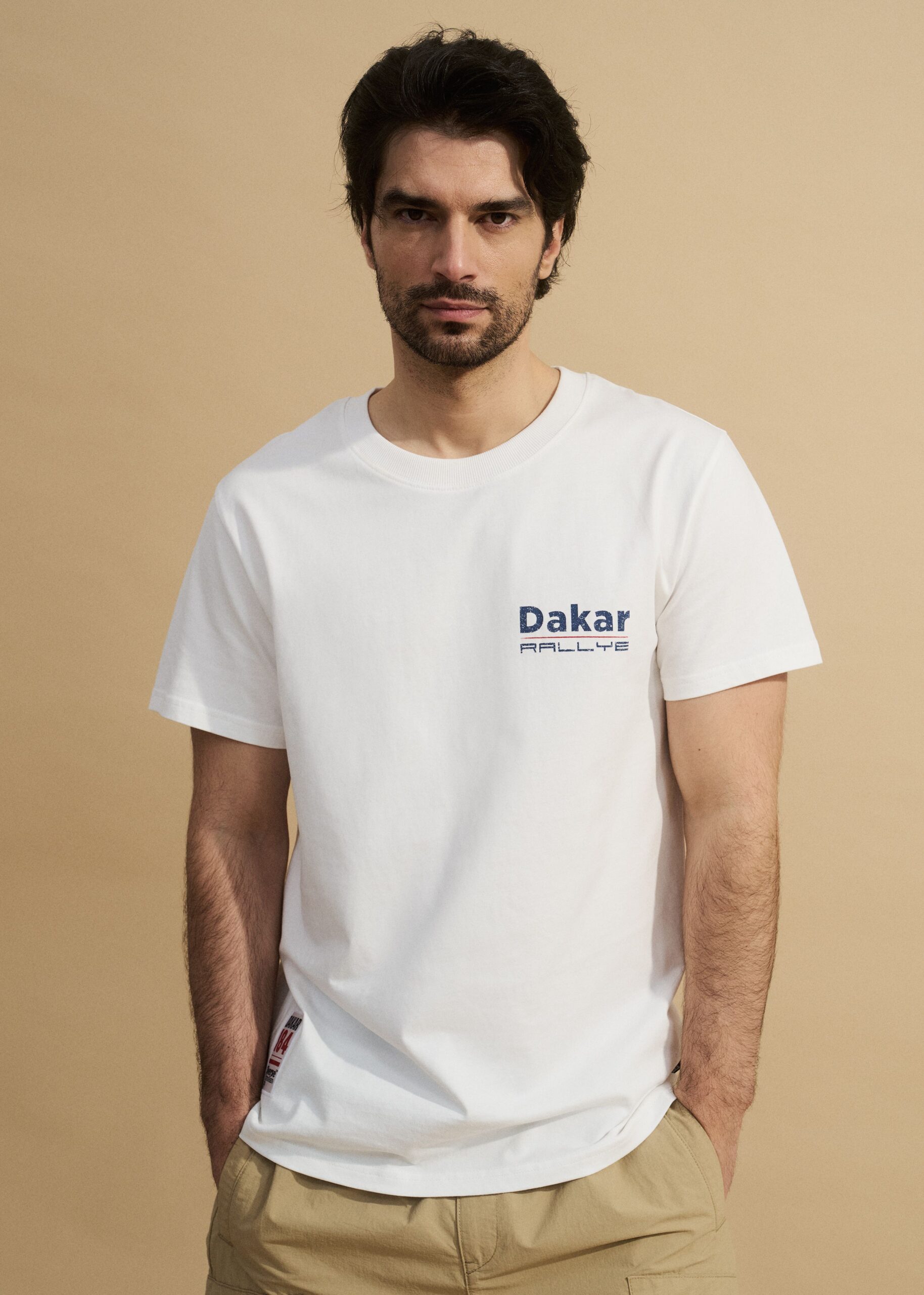 Футболка мужская DKR CAR с принтом Dakar на спине тепло белая — изображение 2