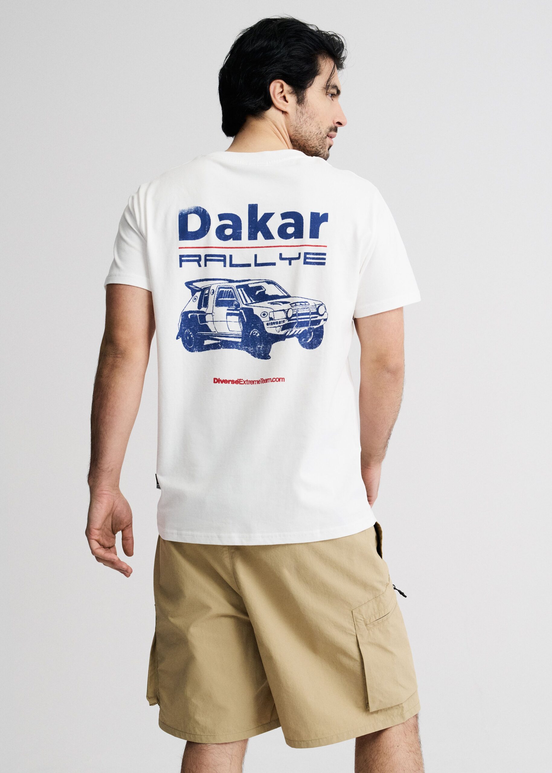 Футболка мужская DKR CAR с принтом Dakar на спине тепло белая — изображение 4