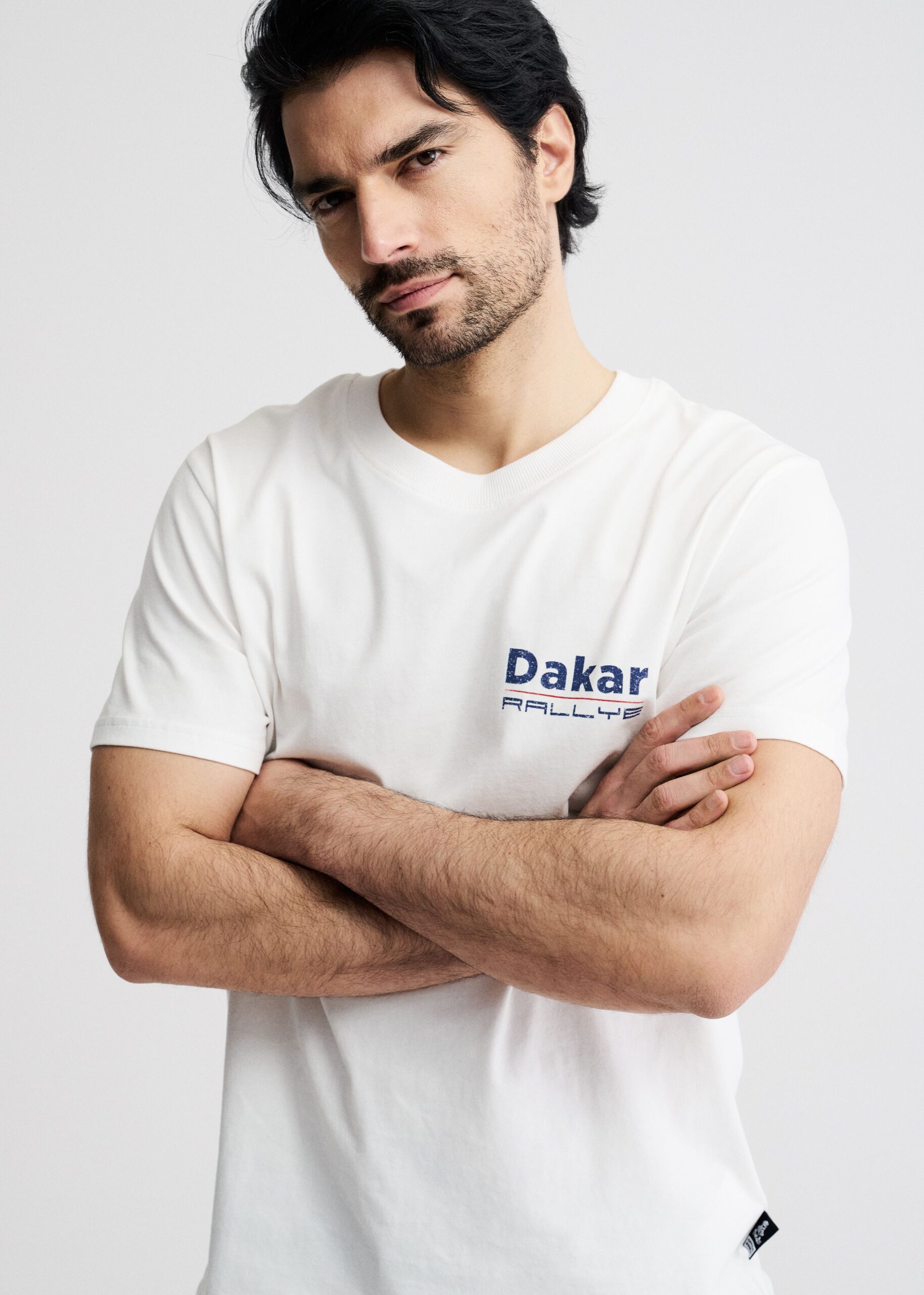 Футболка мужская DKR CAR с принтом Dakar на спине тепло белая — изображение 5
