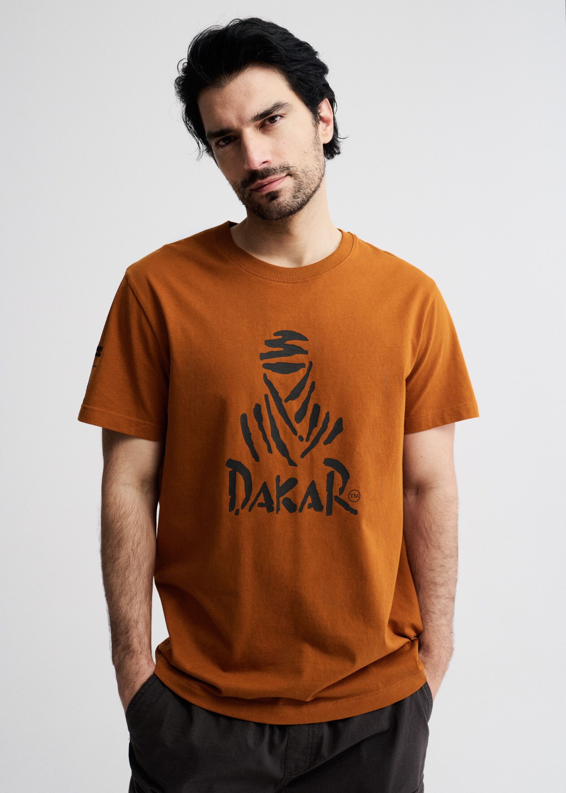 Футболка мужская DKR LOGO 263 с большим принтом Dakar кэмел — изображение 2
